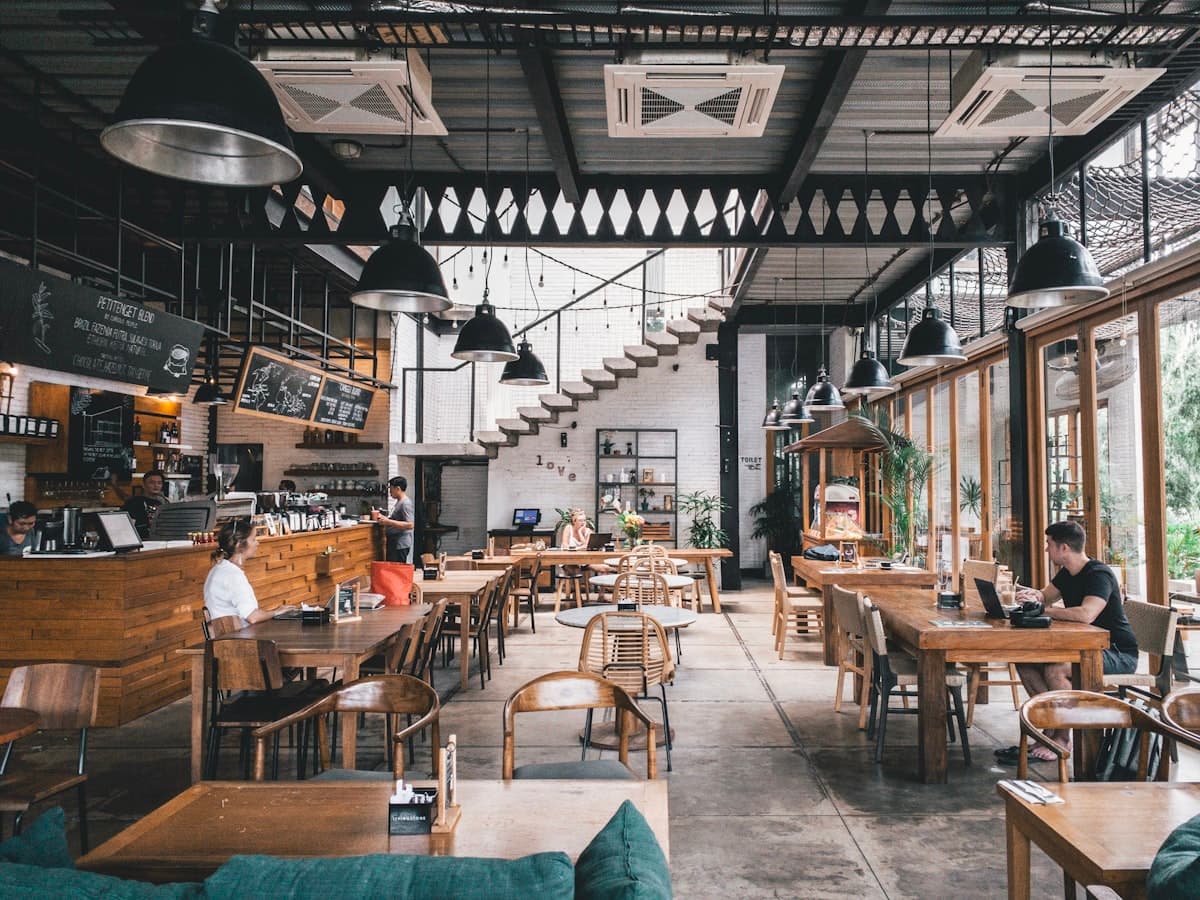 Pizzeria Mafia catering setup met houtoven en verse pizza op een buitenevenement