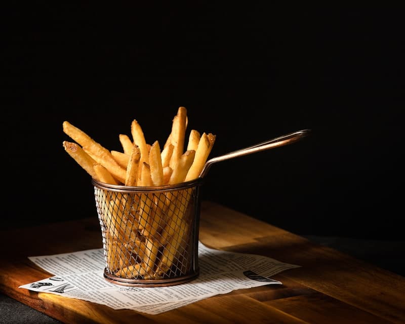 Overvolle bak fries met truffelmayo, Parmezaan en krokante ui in streetfood bakje