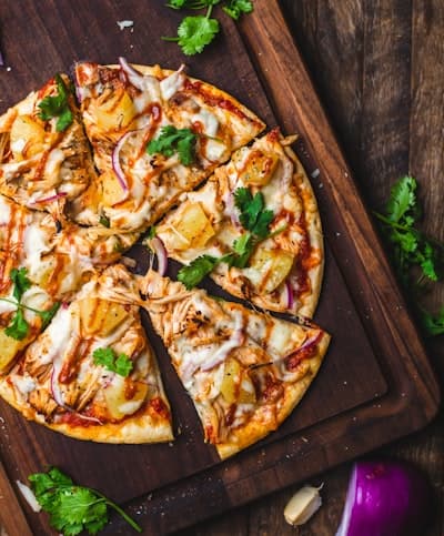 Close-up van een dampende margherita pizza uit de houtoven