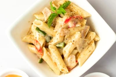 Bord verse pappardelle pasta met ragu saus